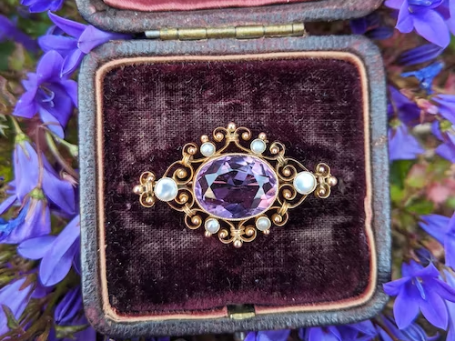 A Complete Guide on Brooches & Why They Should Come Back in 2023